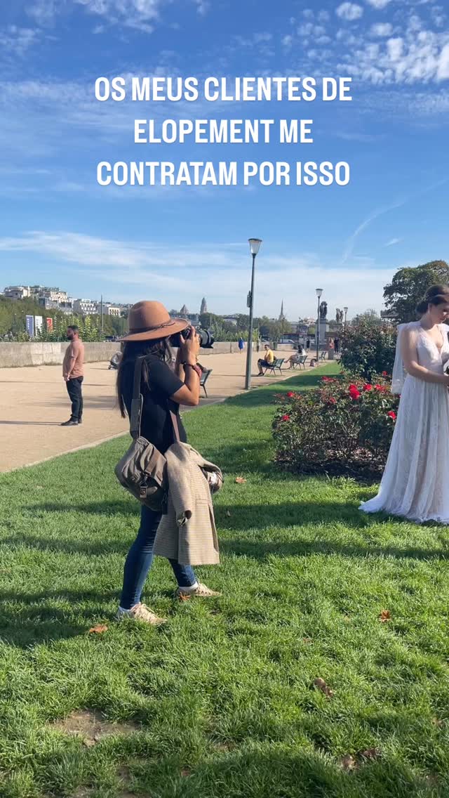 Os meus casais de elopement me contratam por isso: eles sonham com um casamento intimista em Paris, só os dois, sem protocolos e com a cidade mais romântica do mundo como cenário ✨

Fotógrafa e especialista em elopement em Paris desde 2014, ajudo casais a viver esse dia de forma leve e autêntica, registrando cada detalhe desde o SIM diante da Torre Eiffel até os instantes espontâneos que acontecem nos diferentes locais da cidade.

Se você está planejando um elopement em Paris e quer fotos que contem a sua história, eu vou adorar ser parte desse momento ✨

Já se imaginou vivendo seu casamento a dois em Paris? ❤️