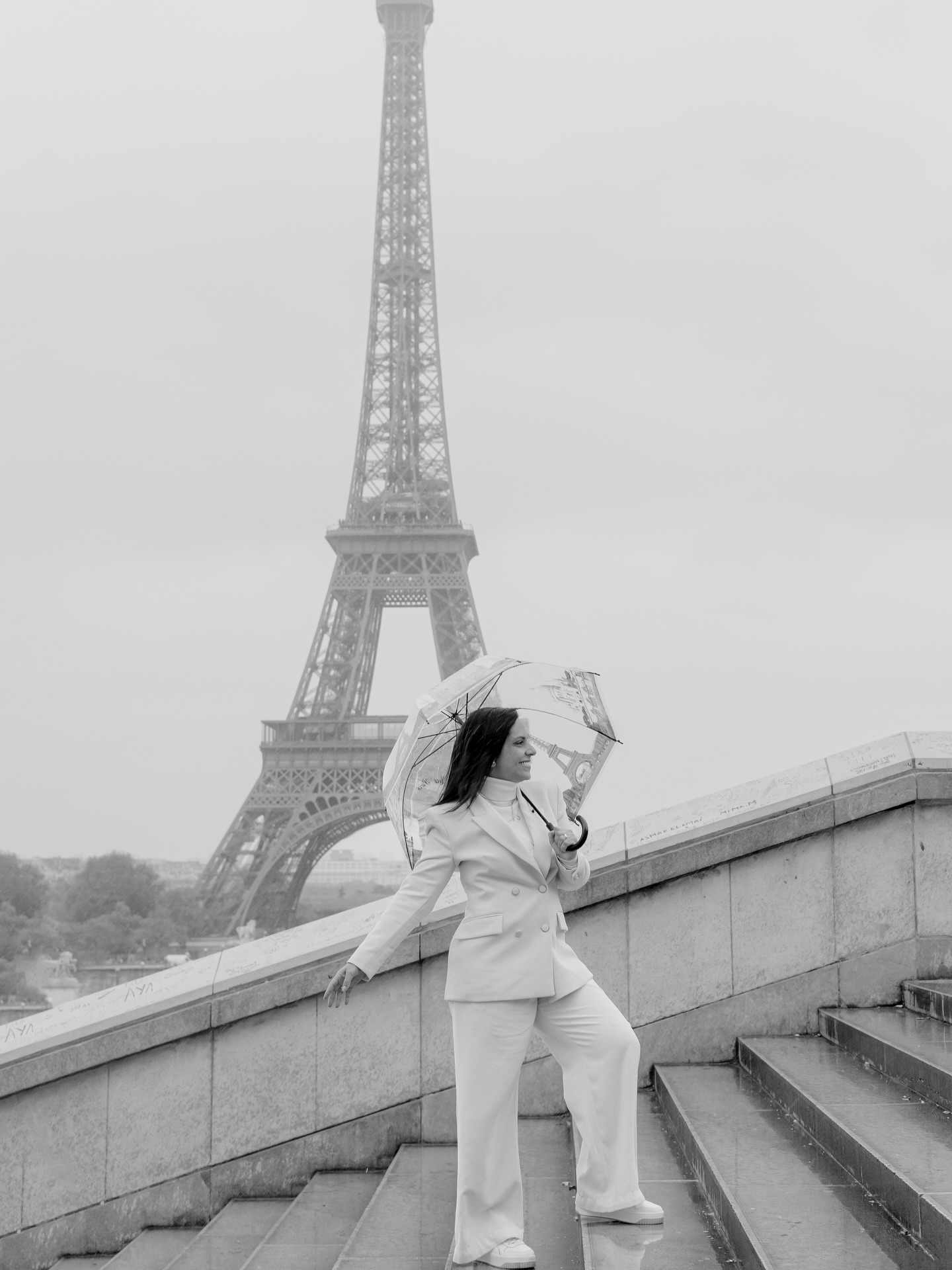 Antes de pausar e respirar um pouco no Brasil, deixo aqui um dos meus ensaios desse fim de ano nos dois pontos queridinhos de 2025: Trocadero e o Louvre 🤍

Estou em recesso e volto com os ensaios em Paris em janeiro. Assim como no estúdio e nos atendimentos a domicílio para os clientes locais. 

Se você pretende fazer um ensaio em 2026, ainda pode aproveitar os valores de 2025 até o dia 31/12/2025. Para informações, só me mandar uma mensagem ✨

#fotografoemparis #fotografiaparis  #fotosemparis