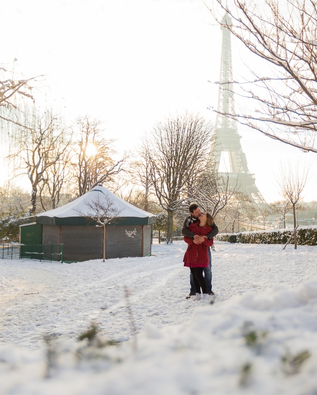 ❄️ Já fotografei Paris em muitas estações, mas na neve… é outra história.

Para muitos clientes, é a primeira vez. E quando é brasileiro, sempre existe aquele sonhozinho de infância.

A verdade é que a gente vira criança de novo e quase sempre termina em batalha de neve.

O bom é que o ensaio flui naturalmente, brincadeiras, abraços pra aquecer, sem poses ensaiadas. Só o frio, os risos sinceros e uma cidade quase em silêncio. 

E aí, você toparia também um ensaio com neve? 

—

❄️ I’ve photographed Paris in many seasons, but in the snow… it’s something else.

For many clients, it’s their very first time and it often ends in a snowball fight.

The session flows naturally. No forced poses, just the cold, genuine laughter, and a city almost wrapped in silence.

Ensaio de casal em Paris na neve · Fotos de casal na Torre Eiffel no inverno · Fotógrafo brasileiro em Paris · Ensaio romântico em Paris · Paris no inverno fotografia · Sessão de fotos na neve em Paris

#parisphotographer #parisneige 
#parisinwinter #pariscouple #parisphotoshoot