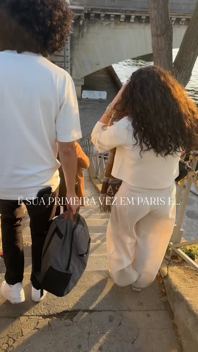 Fotos são diferentes de registrar histórias✨ Se é a sua primeira vez em Paris, ou a primeira vez juntos querendo viver uma nova experiência, você pode viver um passeio inesquecível que irá contar a sua história de uma maneira diferente 💕

📍Ensaio espontâneo e autêntico em Paris, pedido de casamento surpresa na Torre Eiffel
📸 Fotógrafa brasileira em Paris, ensaios para casal, família e viajantes
💌 Reservas clicando no link da BIO
—
#ensaiocasalparis #fotosemparis #fotografoemparis
#parisparacasais #pedidodecasamentoparis