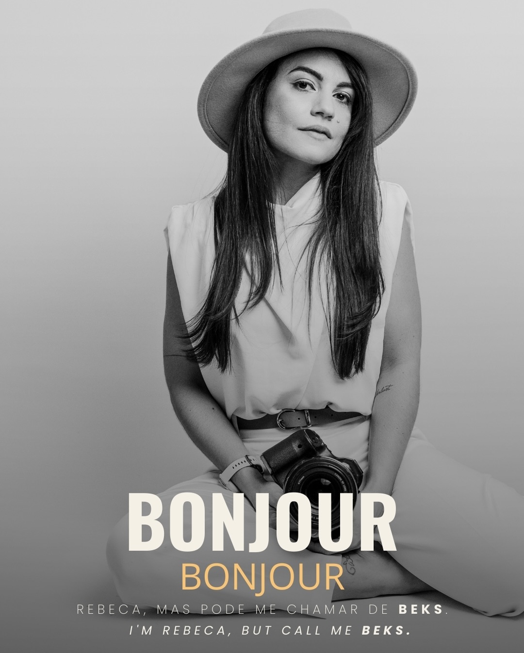 Uma novidade aparece no penúltimo slide ✨ Mas quero aproveitar esse começo de ano pra me reapresentar corretamente 😉

Se você já me acompanha, obrigada por seguir comigo ao longo desses quase 13 anos de fotografia. 

Se você chegou agora, seja bem-vindo ✨Aqui compartilho ensaios, viagens, Paris e conversas reais sobre a vida na fotografia.

Maaas antes de viver da fotografia, vivi outras escolhas, outras rotas, outros cansaços e alguns estresses 😅

A câmera sempre esteve comigo nas viagens, nas mudanças. Em 2018, escolhi ficar só com ela.

Em 2021, abri meu estúdio.

E agora, em 2026, algo novo começa a se desenhar…

#fotografoemparis #fotografaemparis #parisphotographer