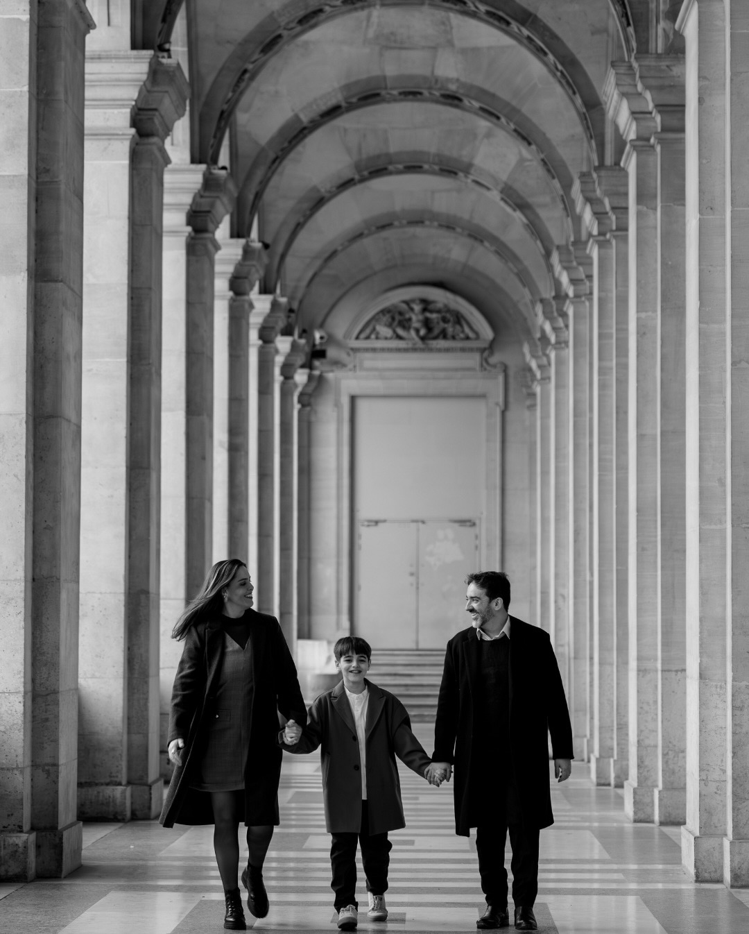 🇬🇧The tip for family photoshoots is simple: be together ❤️

Walk without rushing, and let the child lead. Welcome the moments when they pose also when they simply play. Enjoying the laughter that happens along the way.

Also, Paris doesn’t need to be the focus. It becomes the backdrop, while what truly matters unfolds between them: being present, connected, together.

Photographing this way means observing more than directing and trusting that what’s essential always shows up ❤️

—
🇧🇷A dica para os ensaios de família é simples: estar juntos ❤️

Caminhar sem pressa, deixar a criança conduzir, aceitar os momentos da criança  em que ela posa, mas também que ela se diverte. E, assim, também aproveitar as risadas no meio do caminho.

Paris não precisa ser o centro, ela tem que entrar como cenário, enquanto o que realmente importa acontece entre eles: estar presentes, conectados, juntos!

Fotografar assim é observar mais do que dirigir e confiar que o essencial sempre aparece ❤️

—

fotógrafo brasileiro em Paris, fotos de família no Louvre, ensaio fotográfico em Paris, sessão de fotos em Paris, family photoshoot.

#familyphotosparis #parisfamily #parisphotoshoot
#fotografoemparis