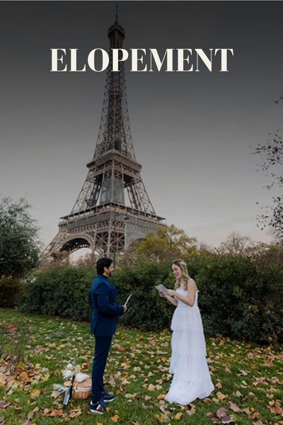casamento em Paris na Torre Eiffel com casal em pé no gramado em dia nublado