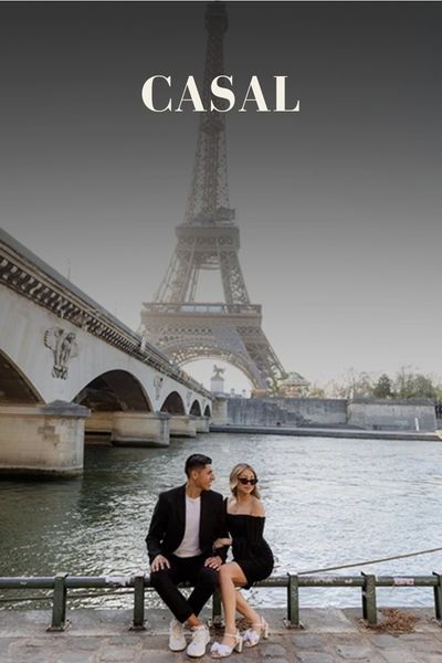 Casal em ensaio fotográfico em Paris às margens do Rio Sena com a Torre Eiffel ao fundo