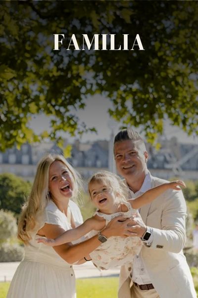 Família sorrindo em ensaio fotográfico em Paris no Jardim des Tuileries