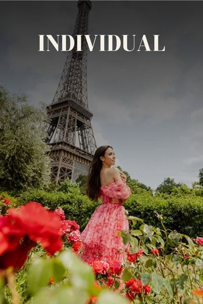 Mulher com vestido rosa em ensaio fotográfico em Paris com a Torre Eiffel ao fundo