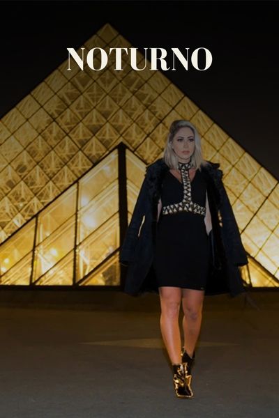 Mulher em ensaio fotográfico em Paris em frente à Pirâmide do Louvre à noite