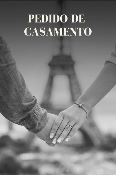 Mãos com alianças em ensaio de noivado em Paris com a Torre Eiffel desfocada ao fundo